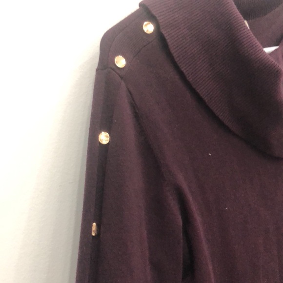 Laura large maroon long sleeve sweater with golden button design - Picture 4 of 6